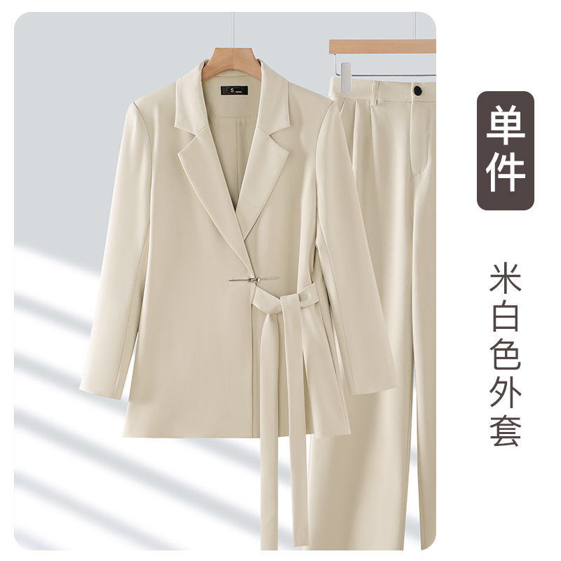 traje blanco de una pieza