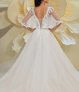 فستان زفاف رومانسي رائج بياقة على شكل V مع تطريز دانتيل وأكمام شفافة وتصميم A-Line مع ربطة خلفية وحمالة صدر مدمجة - Product Image 2