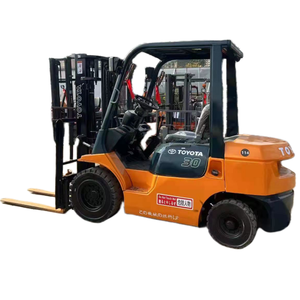 Chariot élévateur à contrepoids diesel Toyota 8FD30 d'occasion, 3 tonnes, origine japonaise, moteur japonais d'origine, pneus pleins en stock - Product Image 1