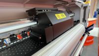 Impresora de inyección de tinta UV automática de 4 cabezales I3200 de 1.8m para exteriores, para carteles fotográficos y pancartas de vinilo rollo a rollo