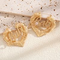 Boucles d'oreilles clous vintage en alliage de zinc plaqué or, anti-allergie, avec logo personnalisé en forme de cœur, pour femmes, idéales pour les occasions festives (vente en gros)