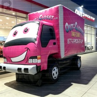 Camion de livraison gonflable géant rose réaliste de 6 m pour événements en plein air, foires, centres commerciaux et marketing de marque