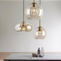 Suspension nordique moderne de luxe en aluminium à tête unique avec abat-jour en verre pour restaurants, cafés, bars, comptoirs et chevets