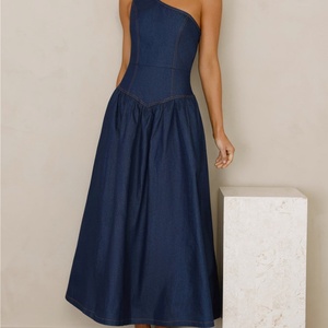 Robe midi en jean asymétrique pour femme, taille haute, coupe tendance avec détails de coutures, idéale pour l'été et les soirées décontractées - Product Image 1