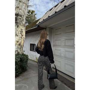 Chaqueta Negra con Botones y Cuello para Mujer, Prenda Exterior Elegante - Product Image 1