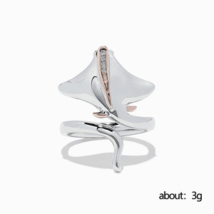 Anello Unisex Bicolore con Incrustazione di Raggi di Manta, Ornamento di Moda Europea - Product Image 5