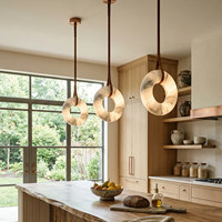 Lustre design moderne avec anneau en tube d'albâtre espagnol et LED, en laiton antique, avec sangle en cuir, modèle Villa Oslo Alabaster