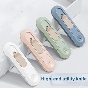Mini Cuchillo Multiusos Portátil con Mango de Plástico y Hoja Retráctil de Acero Inoxidable, Herramienta Manual para Desmontaje y Apertura de Paquetes, con Sistema de Rebote de Seguridad - Product Image 4