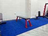 Banc de musculation professionnel robuste, avec coussin épais en PU, design plat fixe, pour musculation et levage de poids.