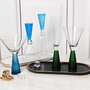 Nuevo Diseño Elegante, Copa de Vino de Cristal sin Plomo con Parte Superior Inclinada, Color Azul Océano, Soplada a Mano, Capacidad de 301-400 ml - Product Image 1