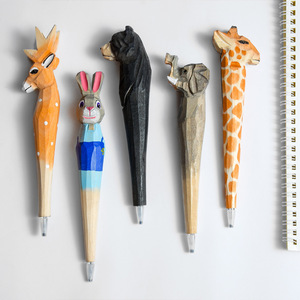 <span class=keywords><strong>Stylo</strong></span> créatif en bois massif sculpté à la main, design girafe mignon de dessin animé - Recharge à bille DIY, encre noire, impression numérique, 15 cm, pour le bureau - Product Image 1