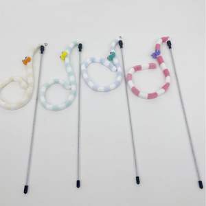 Katzen-Langspieleisen mit Raupe, Super Niedliche Große Augen, Plüsch-PVC-Stab mit Glocke, Langlebiges Kaubares Plüsch-Katzenspielzeug - Product Image 2