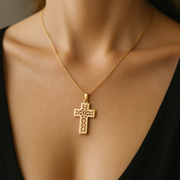 Colgante de Cruz con Motivo de Pétalos Calados en Oro de 14k Hecho a Mano, Joyería Cristiana Ligera para Uso Diario, Colgantes Finos y Dijes