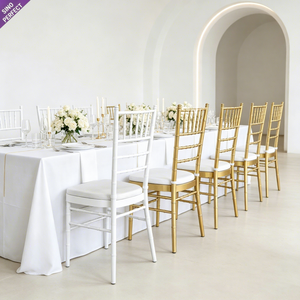 Chaise Chiavari/Tiffanie empilable en métal doré pour réception et cérémonie de mariage avec coussin blanc – Vente en gros - Product Image 1