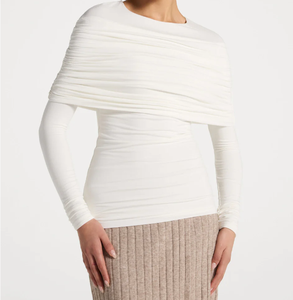 เสื้อท่อนบนลำลองทรงเข้ารูปสีขาว แขนยาว ดีไซน์ระบายช่วงไหล่ รุ่น LEDUO Elegant Luxury สำหรับผู้หญิง - Product Image 1