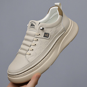 New style white sneakers - lightweight and casual <b>shoes</b> that are versatile and anti-slip with <b>soft</b> soles. Men's one-piece slip-o - Product Image 4