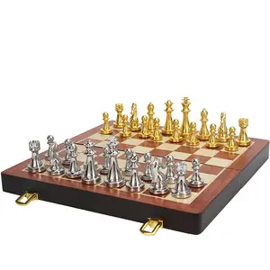 Boîte-cadeau d'échecs en métal Premium populaire en alliage de zinc or et argent échecs ensemble d'échiquier pliant en bois