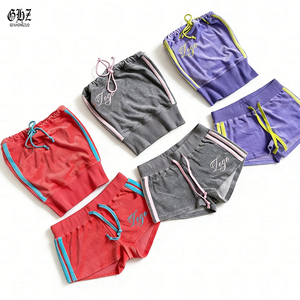 Completo da <span class=keywords><strong>donna</strong></span> 2 pezzi <span class=keywords><strong>in</strong></span> <span class=keywords><strong>velluto</strong></span> con top a tubino e pantaloncini a righe a blocchi, personalizzabile, collezione estiva 2026 Y2K - Product Image 1