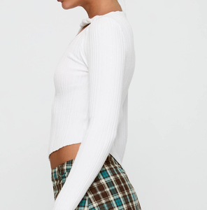 Kunden spezifisches weißes asymmetrisches Twist <span class=keywords><strong>Neck</strong></span> Ribbed <span class=keywords><strong>Knit</strong></span> Langarm-Oberteil mit Figure-Hugging Fit und modernem Saum strick - Product Image 3