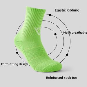 Chaussettes de sport personnalisées de haute qualité pour hommes, chaussettes de course en coton peigné, chaussettes athlétiques mi-mollet, fabricant de chaussettes personnalisables - Product Image 3