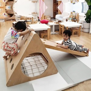 Estructura de juego multifuncional de madera maciza para niños con tobogán y túnel, de 2 a 4 años. - Product Image 1