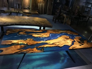 Produit phare en bois massif naturel, design exceptionnel, plateau de table en bois époxy fait main au Vietnam avec bord naturel - Product Image 5