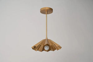 Luminaire suspendu en laiton plissé fait main, style mid-century moderne, sculptural, LED à intensité variable, finition polie, pour la maison et le bureau - Product Image 2