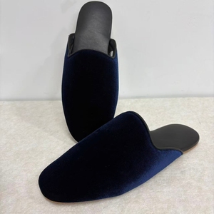 Chaussons d'hôtel personnalisés en velours brodé avec logo, 5 étoiles, pour femmes et hommes, en cuir véritable souple, silencieux, fabriqués en usine - Product Image 5