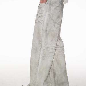 Jeans droits en denim blanc vieilli, teint et délavé, style streetwear vintage pour homme, avec plis et moustaches pressés - Product Image 2