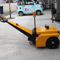Tracteur électrique à haute traction et forte capacité de charge pour le remorquage de conteneurs et de remorques dans les terminaux logistiques