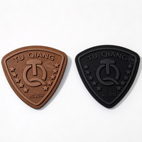 Écussons en silicone personnalisés haut de gamme avec dos en microfibre, badges en silicone 3D gaufrés à coudre pour vêtements de sport, vestes, sweats à capuche et autres articles vestimentaires