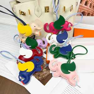 Llavero de Cuero con Elefante Volador de la Suerte, Colgante de Bolsa con Dibujos Animados Coloridos, Anillo Porta Llaves Portátil, Regalo Creativo para Todas las Edades - Product Image 3