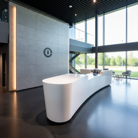 Comptoir d'accueil haut de gamme en Corian blanc pur, design moderne et personnalisé, avec plusieurs sièges pour hall d'hôtel et hôpital