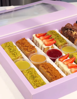 Boîte à gâteaux personnalisée avec séparateurs pour la présentation de desserts, sauces à tremper et chocolats, idéale pour les pique-niques et la restauration.