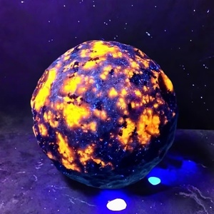 Vente en gros de boules de lune sculptées en Yooperlite naturelle, très demandées, prix direct usine, effet flamme réactif à la lumière UV, cristal de guérison - Product Image 6