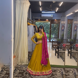 Lehenga Choli Estampado Amarillo Mostaza con Dupatta Rosa Bandhej y Borde con Trabajo de Espejos, Diseño Garba, Venta al por Mayor - Product Image 1