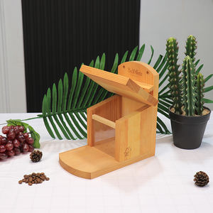 FSC & BSCI décoratif en bois écureuil mangeoire écureuil pique-nique Table mangeoire - Product Image 1