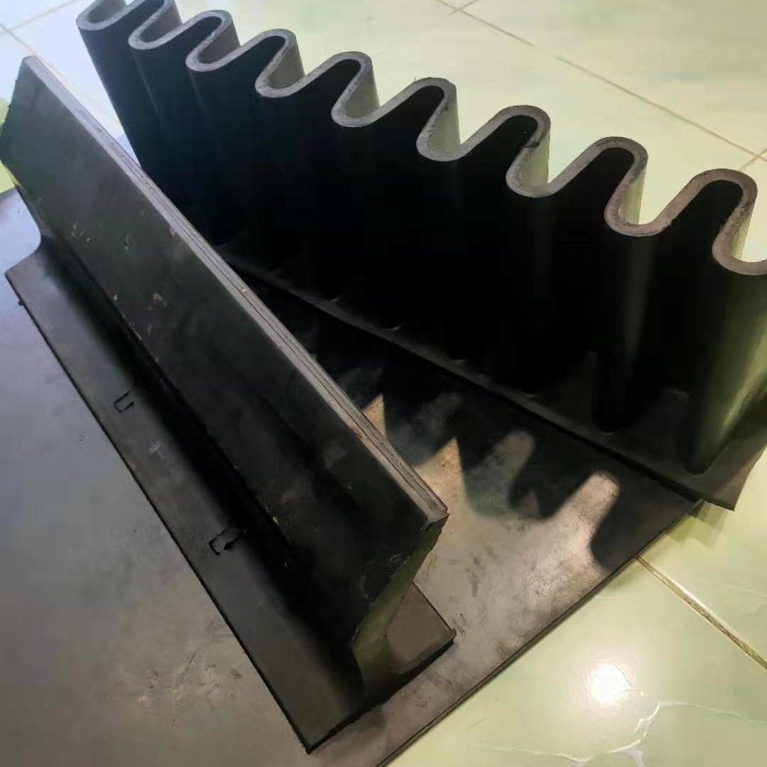 Противоэрозийный и противоцарапинный боковой ремень на конвейерах