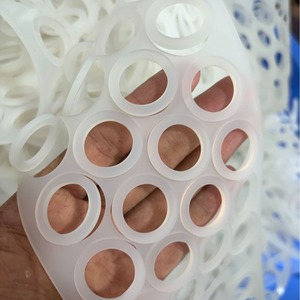 แผ่นซิลิโคนใสไร้โครงป้องกันการเจริญเติบโต แผ่นรองจุกหูแบบจานบิน ป้องกันการเจริญเติบโตของรูหู - Product Image 1