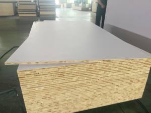 高品質で環境に優しい4x8フィート（2440x1220mm）15/18mm ENFグレードユーカリ/モミ材コアメラミン化粧ブロックボード（キッチン用） - Product Image 3