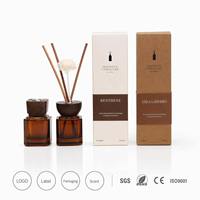 Ensemble diffuseur de parfum carré en verre ambré avec bouchon en bois 200 ml, bâtonnets en bois et fleur de Sola blanche, vente en gros sous marque privée