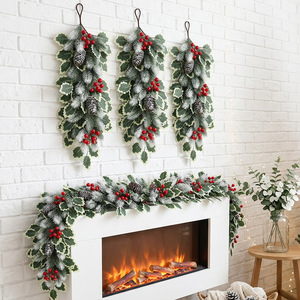 Couronne de Noël artificielle avec baies rouges et cônes de pin, décoration murale pour porte et mur - Product Image 2