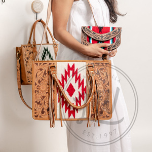 Sac fourre-tout en cuir de vachette véritable au tannage végétal pour femmes avec patch sculpté à la main sangles amovibles plusieurs poches - Product Image 1