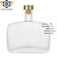Luxus 700ml Frosted Square Glasflasche mit einer extra schweren Basis für Premium Vodka Gin Whisky und Liquor Spirits