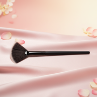 Pinceau de maquillage en forme d'éventail avec manche en bois et poils synthétiques pour le visage