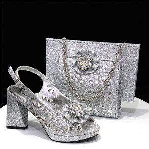 Conjunto de zapatos y bolso listo para usar - Sandalias plateadas clásicas y elegantes para mujer, tallas 37-43. Conjunto con bolso de mano abierto - Product Image 5