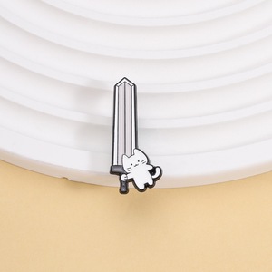 Broches en émail amusantes de dessin animé pour épée surdimensionnée, mini-broches de guerrier mignonnes, badges de mode pour sacs et revers, bijoux cadeaux pour fans d'anime - Product Image 3
