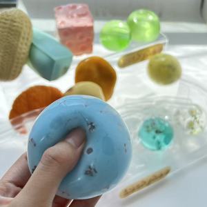 Pelota Blanda de Fresa Grande con Textura Fina, Crema de Vaselina y Aceite de Coco, Juguete Antiestrés Sin Rebote - Product Image 2