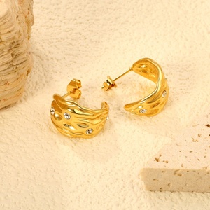 Boucles d'oreilles créoles épaisses texturées en acier inoxydable plaqué or 18 carats PVD, incrustées de zircon, étanches, élégantes et romantiques - Product Image 6
