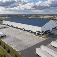 Bâtiment métallique préfabriqué pour entrepôt, atelier et bureau, avec structure en acier ASTM A572 Grade 50 et panneaux PIR, idéal pour entrepôts à hauts plafonds.